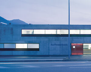 Foto Wohn- und Geschäftshaus mit Banklokal, Gampel